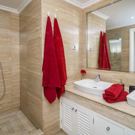 Hb - Comfortable Beachfront Holiday Apartment Apartment
