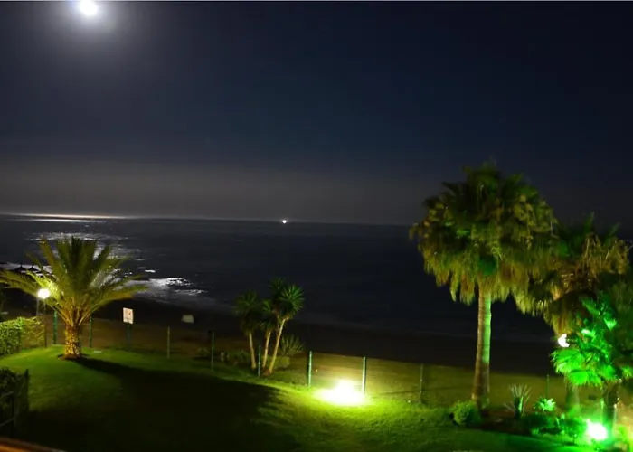 Apartment Hb - Comfortable Beachfront Holiday Apartment